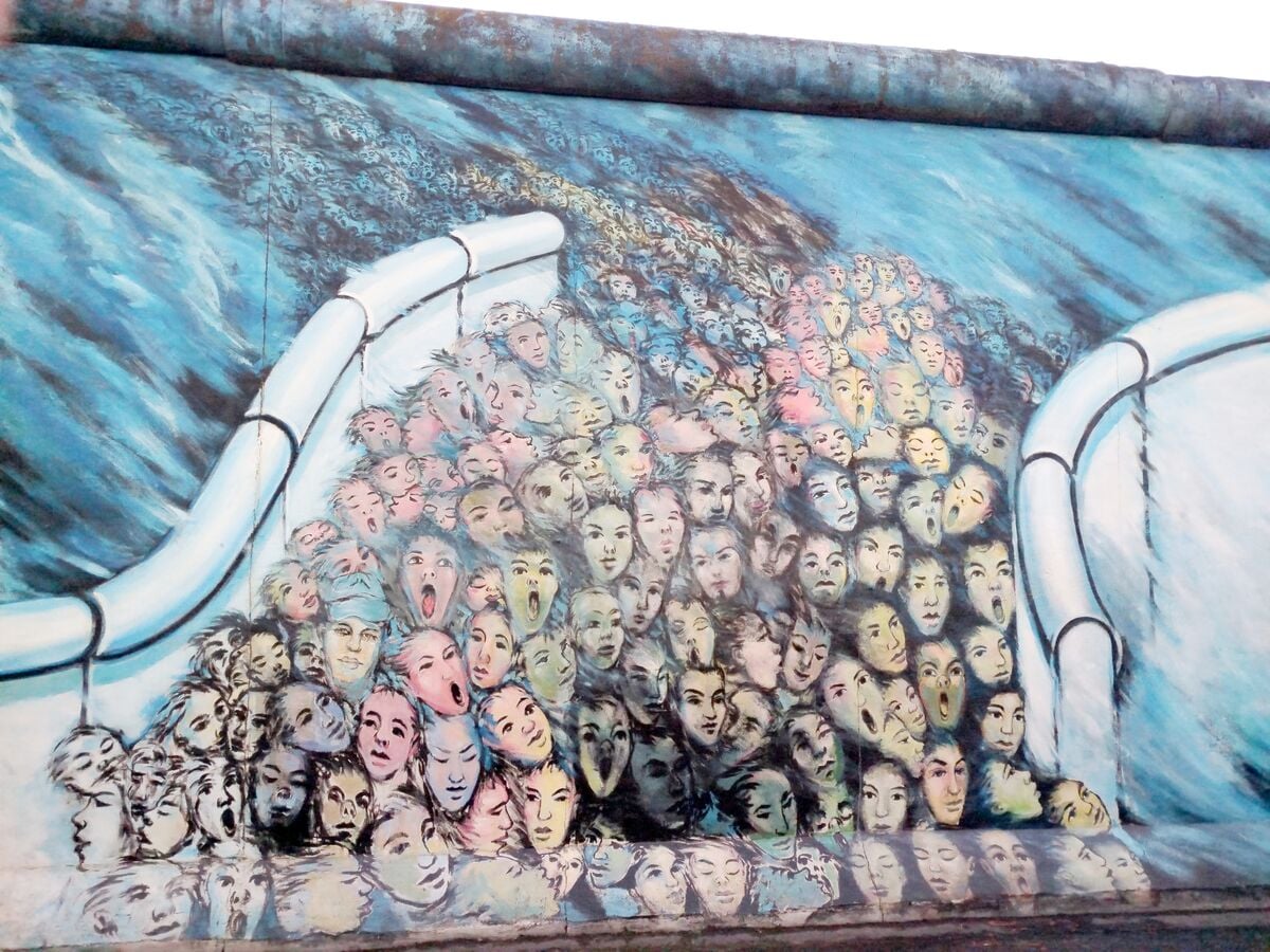 La East Side Gallery, mural a mural: qué dicen de verdad las pinturas
